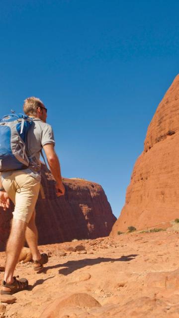 2 hikers in Australian outback