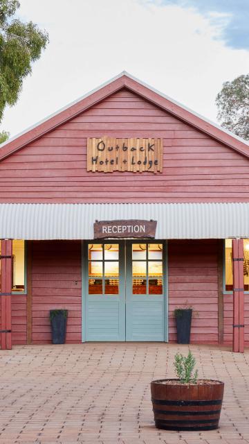 Ayers Rock Resort - Outback Hotel & Lodge Exterior